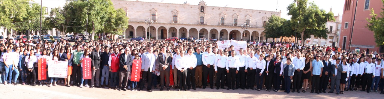 El Rector Solís Ríos y 2581 alumnos que aprobaron el CENEVAL rindieron Honores a la Bandera