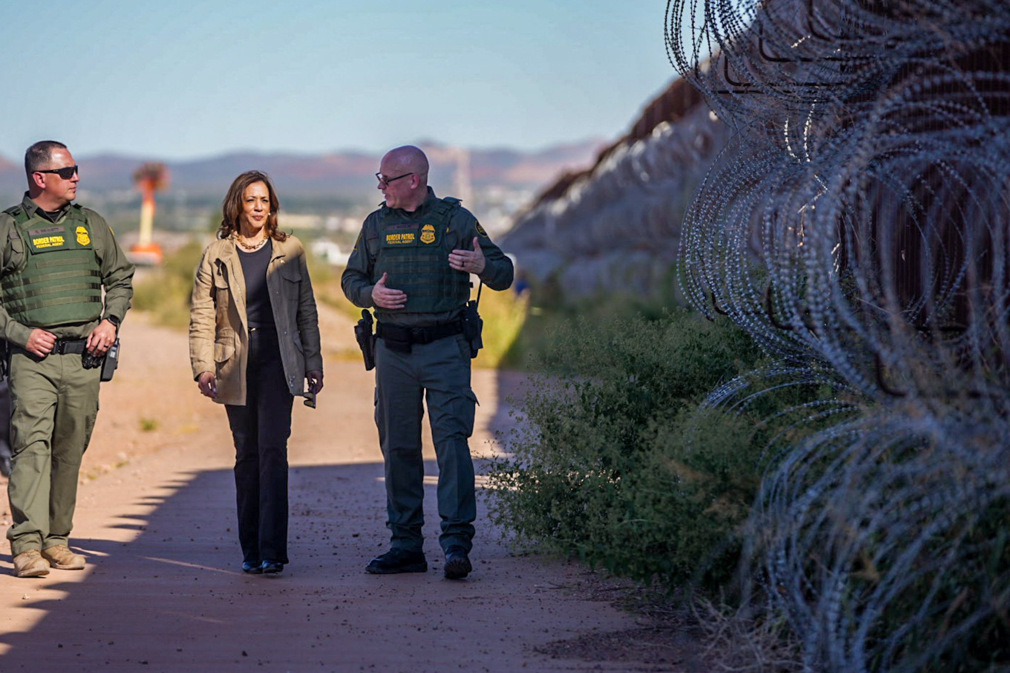 Kamala HARRIS EN LA FRONTERA